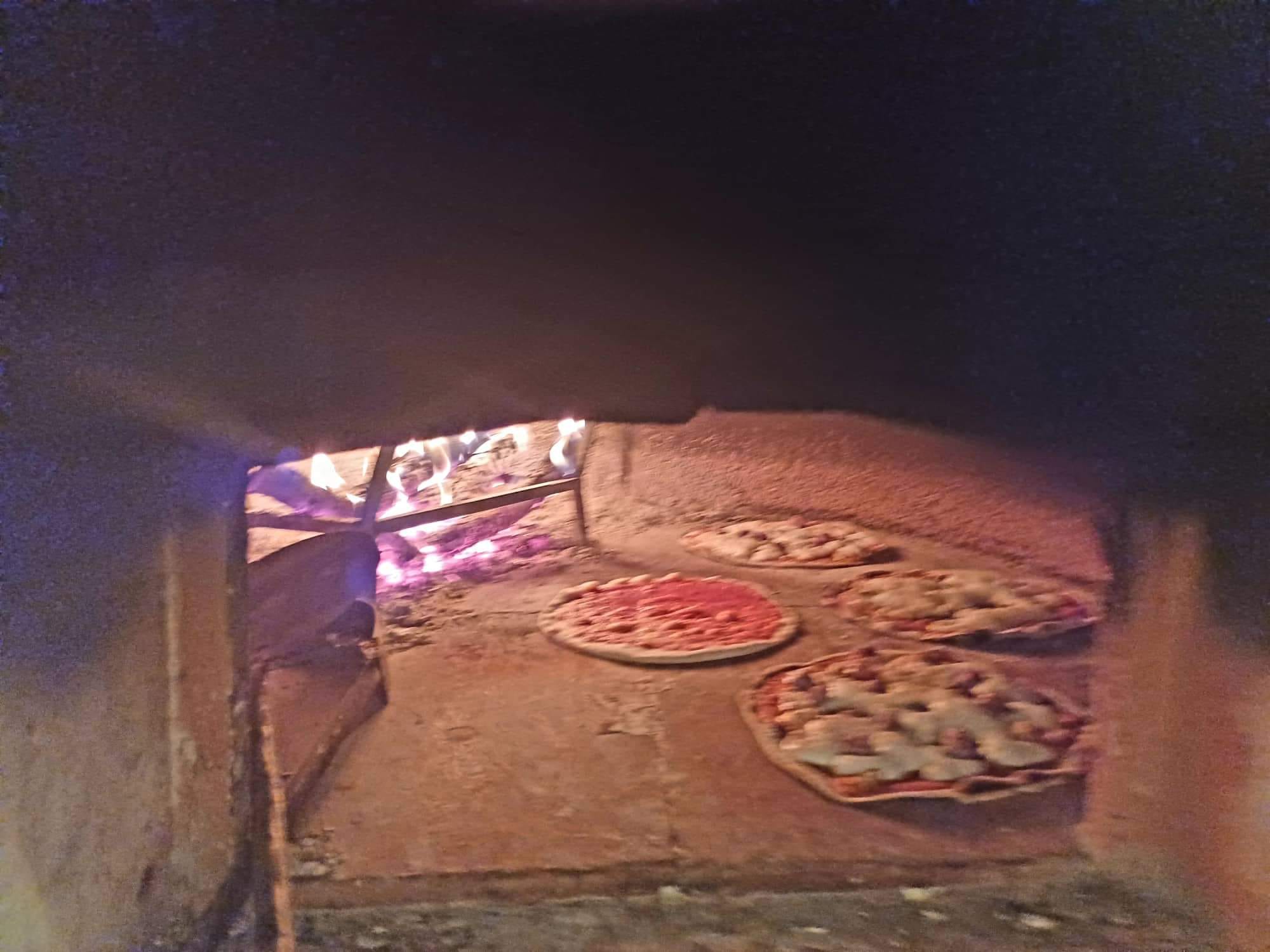 Pizza cotta a legna in taverna