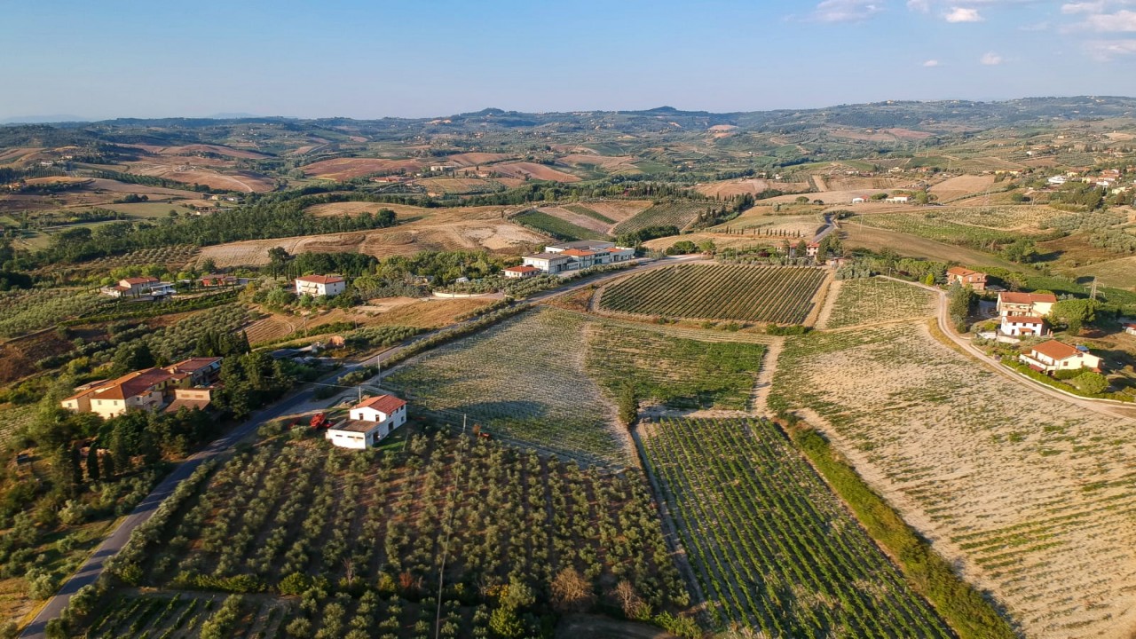 Piazzole all'ombra naturale nel cuore della Toscana