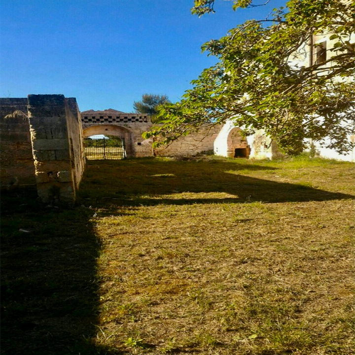 Zelt- oder Wohnmobilplatz in einem alten Bauernhaus