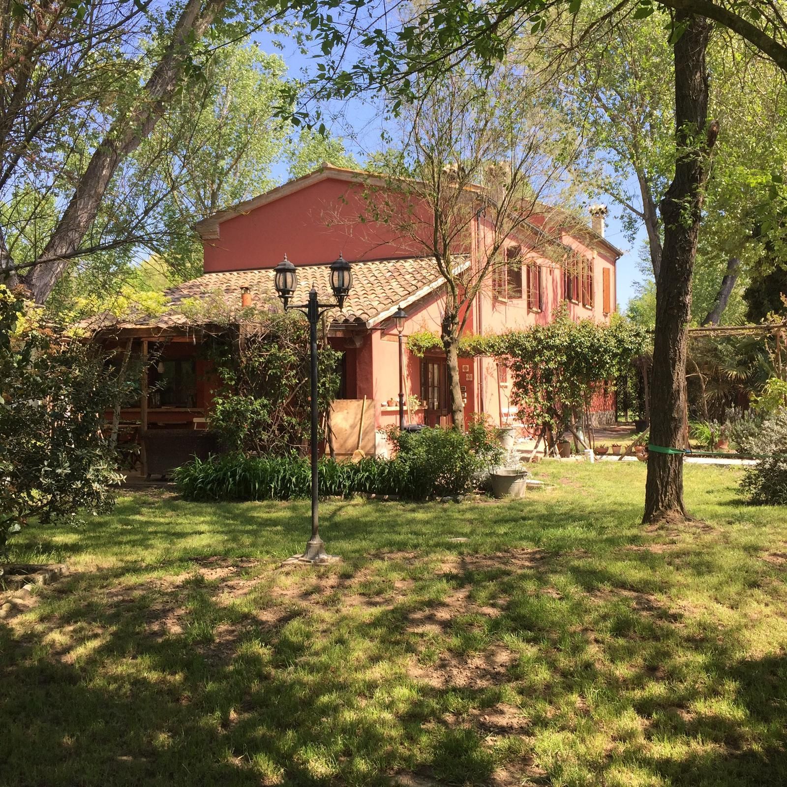Piazzola in un grande giardino ombreggiato nei pressi di Ravenna
