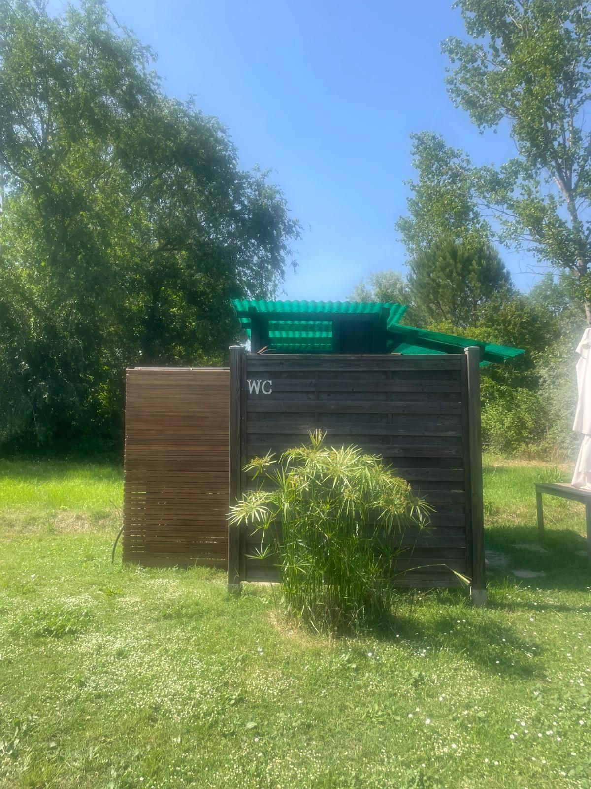 Piazzola in un grande giardino ombreggiato nei pressi di Ravenna