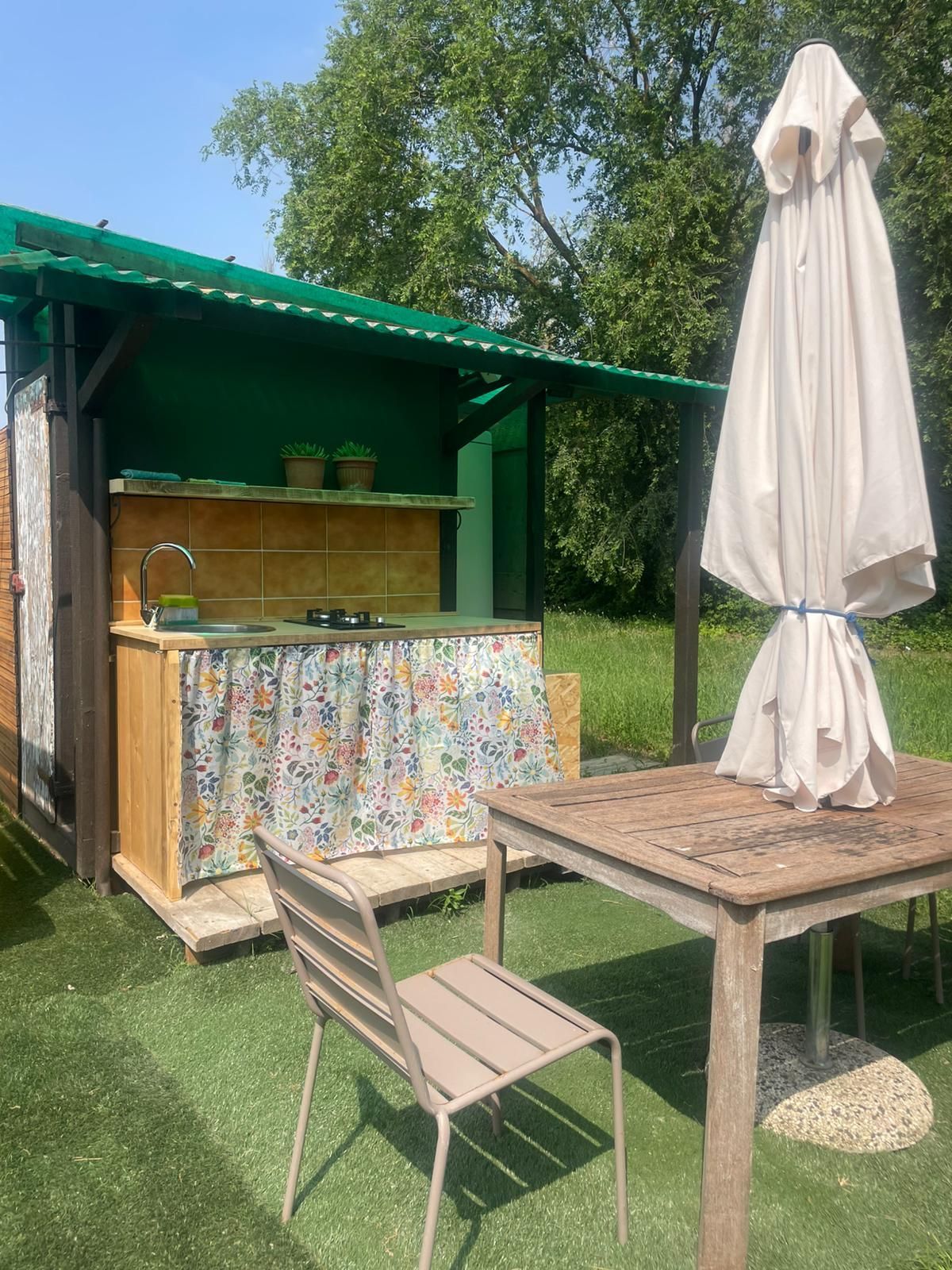 Gran jardín cerca del mar