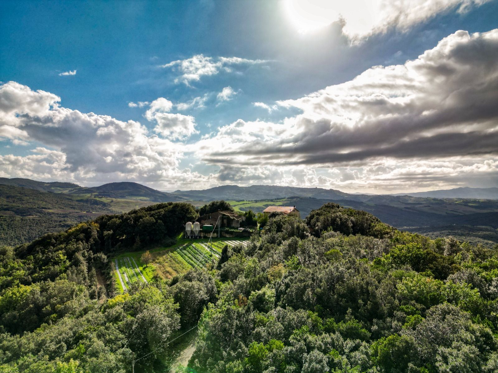 Con il camper in mezzo al verde delle campagne toscane