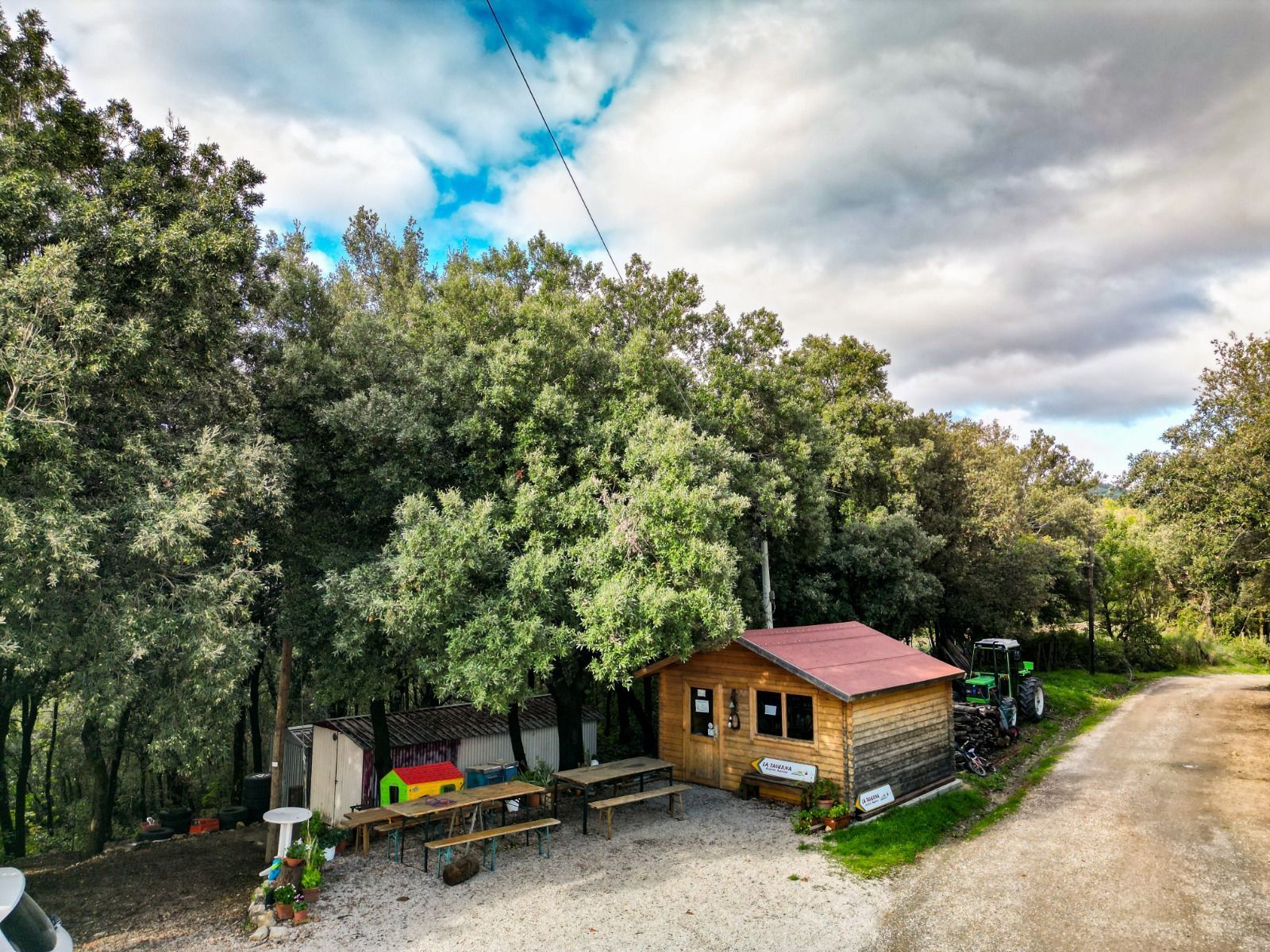 Con il camper in mezzo al verde delle campagne toscane