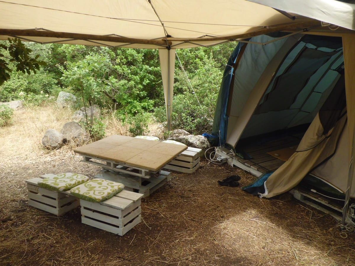 Zelt ausgestattet mit privaten Einrichtungen