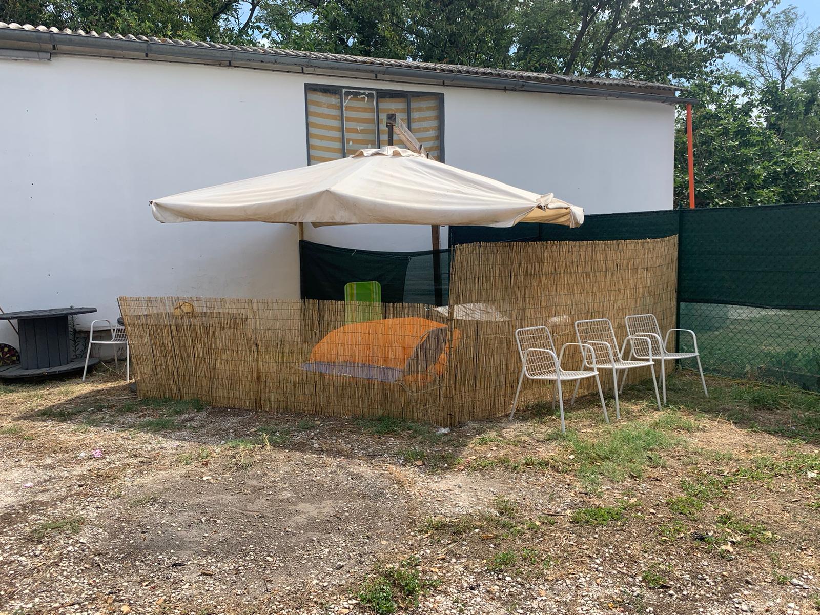 Rustikales Bauernhaus mit Außengarten: Möglichkeit der Einfahrt mit Zelt und Wohnmobil