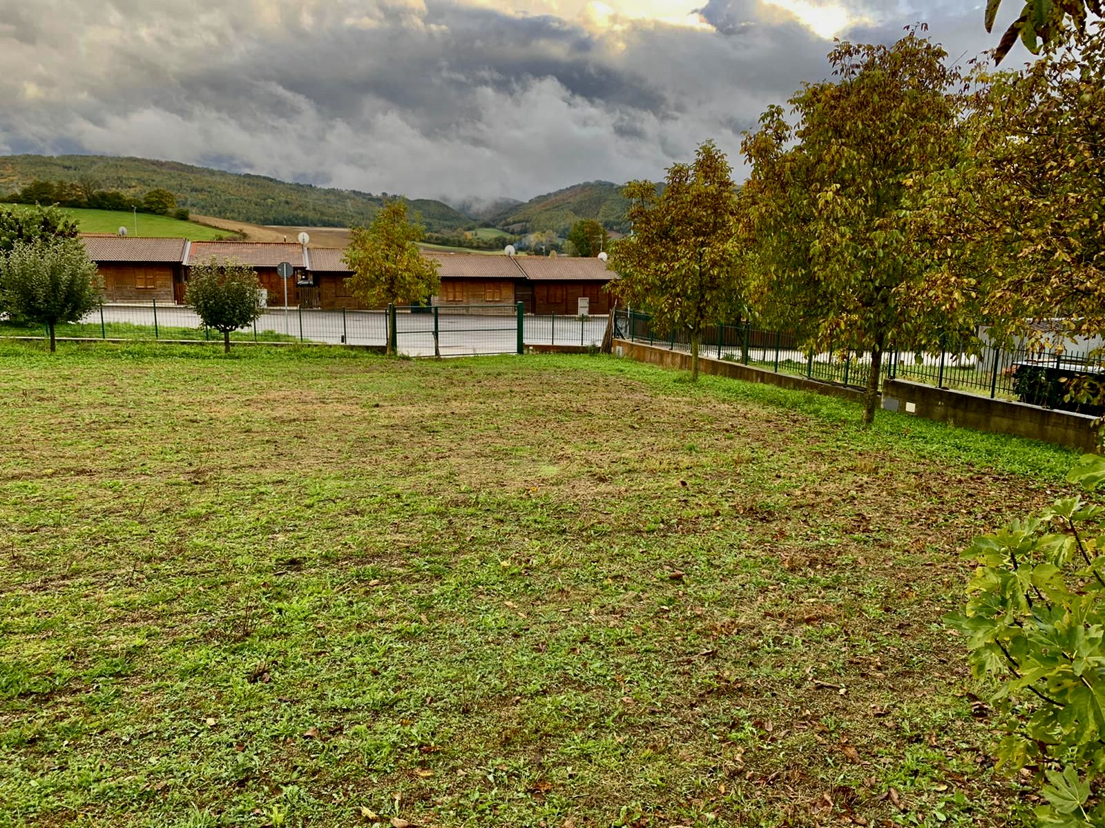 Eingebettet in den grünen Umbro-Marchigiano-Apennin