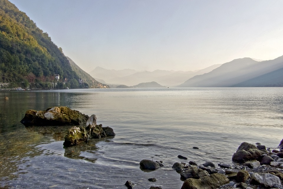 Glamping avec piscine avec vue sur le lac
