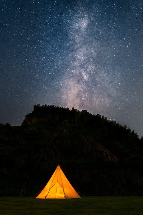 Camping en una tienda en las laderas del Etna