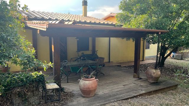 Giardino di casa di campagna in provincia di Viterbo