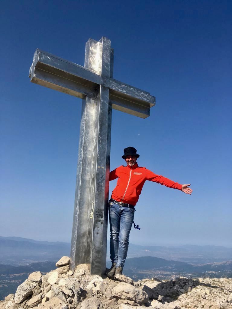 Prado vallado con parcelas también en la línea de costa de hormigón a 300 metros de distancia fuente de agua de la montaña en el lugar de asistencia para cualquier conexión en el pueblo de comestibles y varios