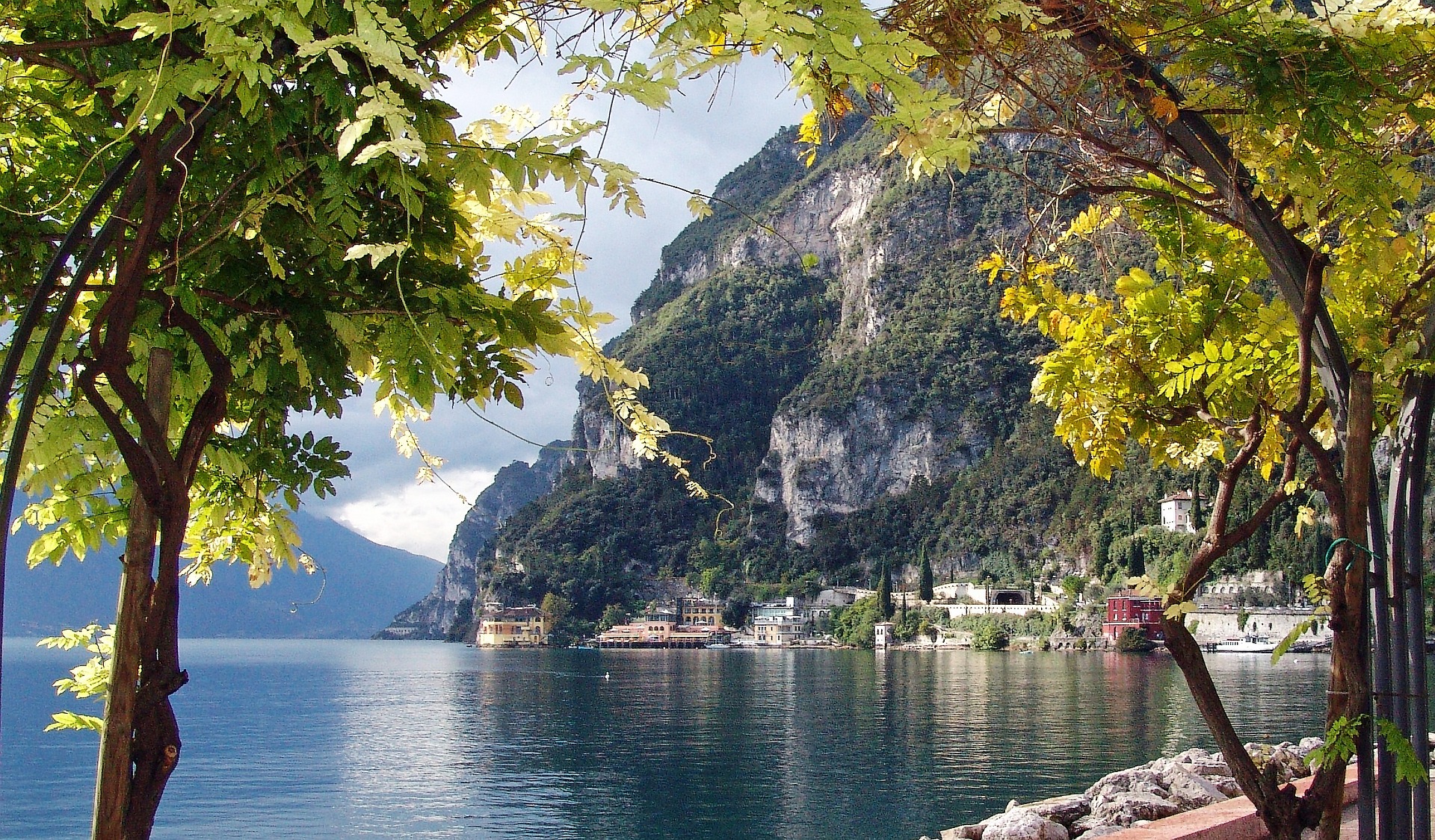 Yurt in the Woods with view on the Lake of Garda