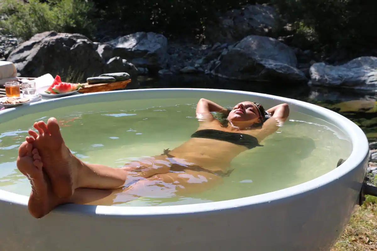 La tenda sul fiume con SPA naturale