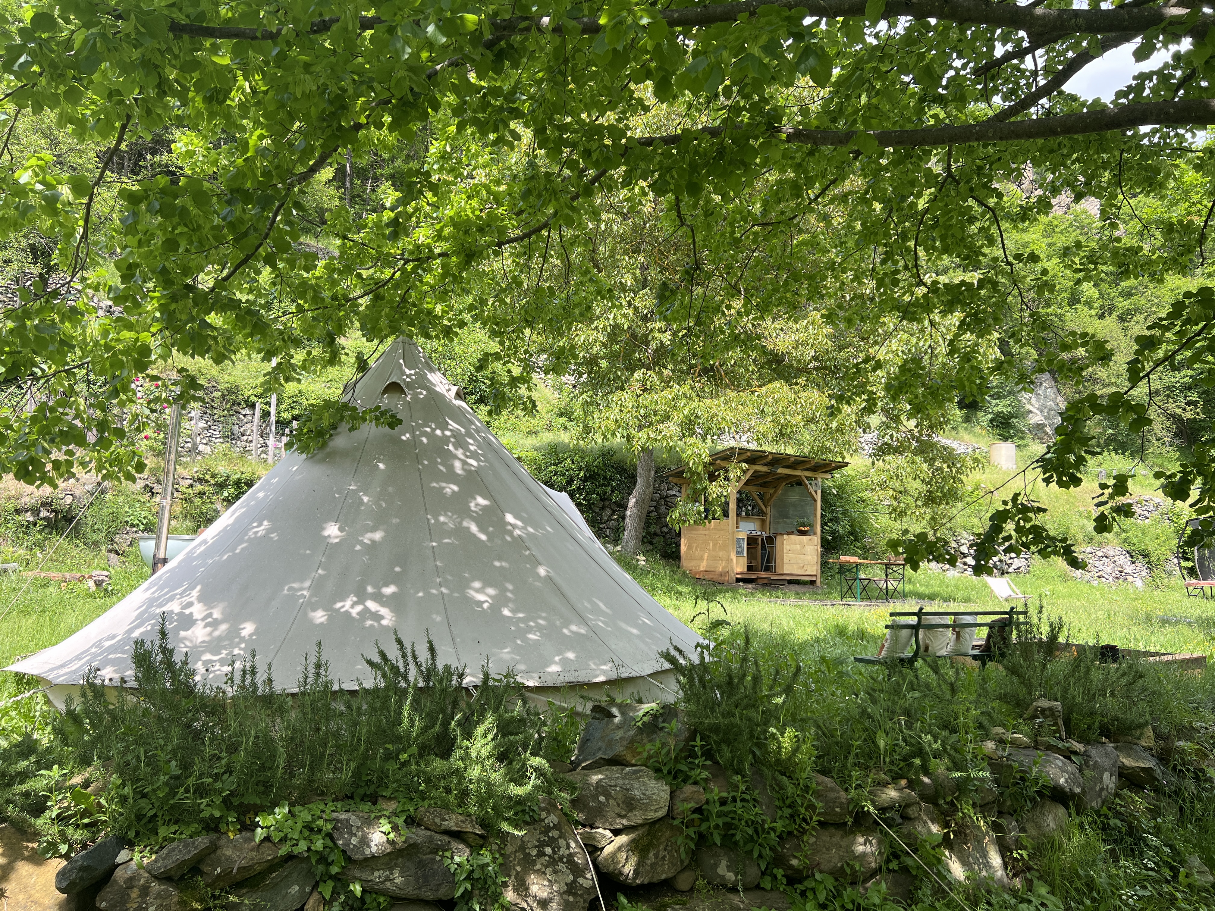 La tenda sul fiume con SPA naturale