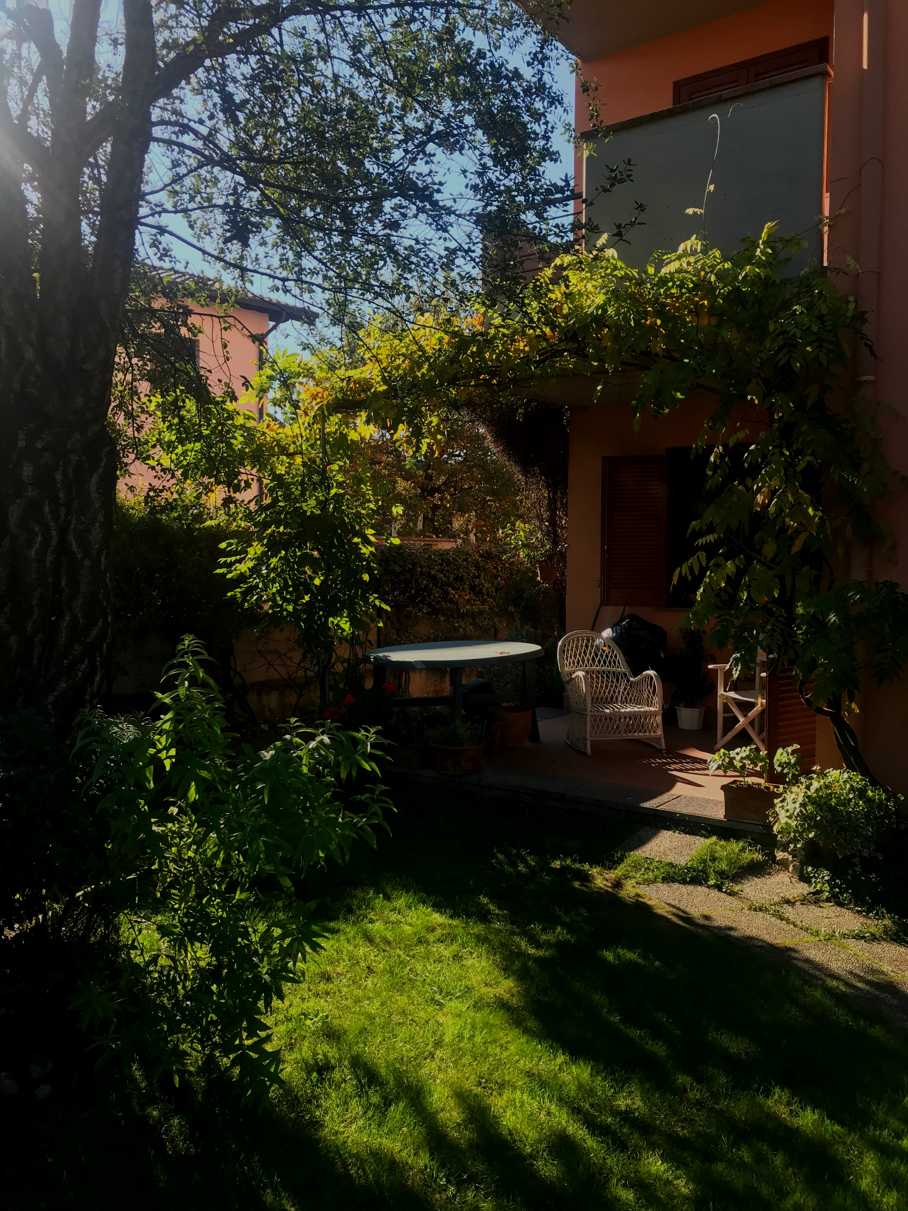 Garten mit Veranda zum Zelten