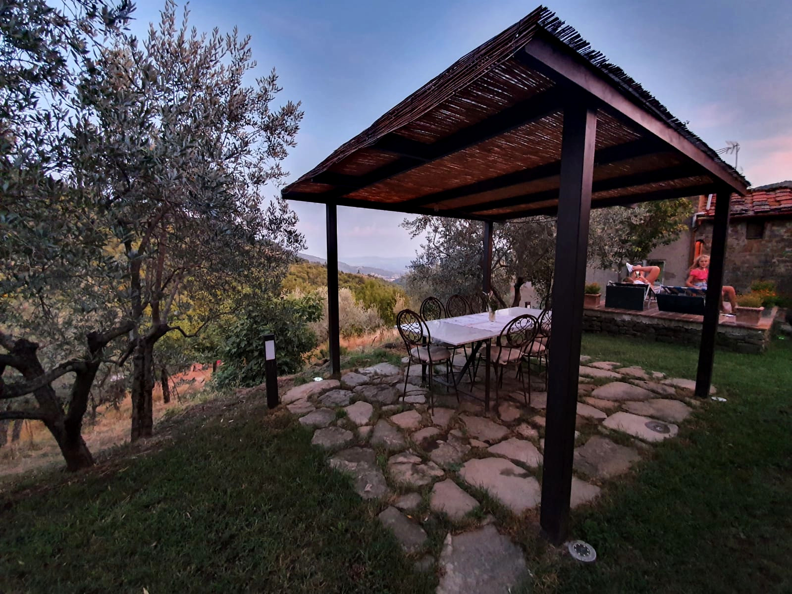 Camping panoramique au milieu des oliviers