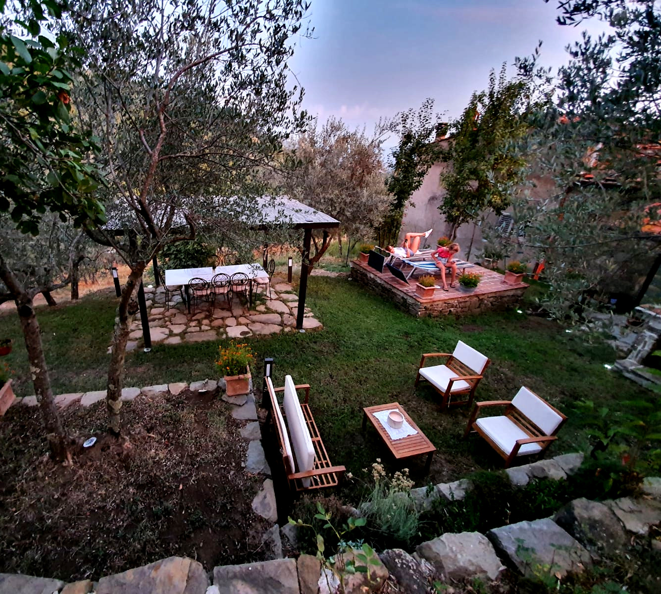 Camping panoramique au milieu des oliviers