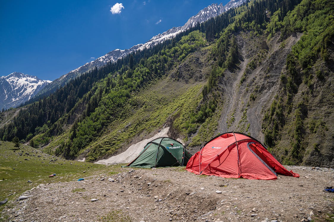 Camping dans une tente dans les montagnes d'Assise