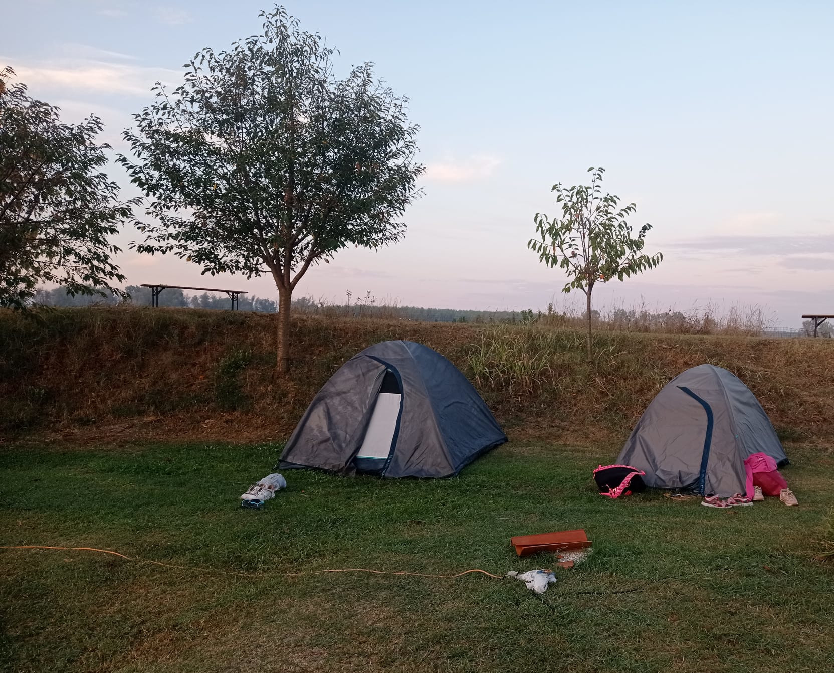 Terrain plat pour tente avec ferme