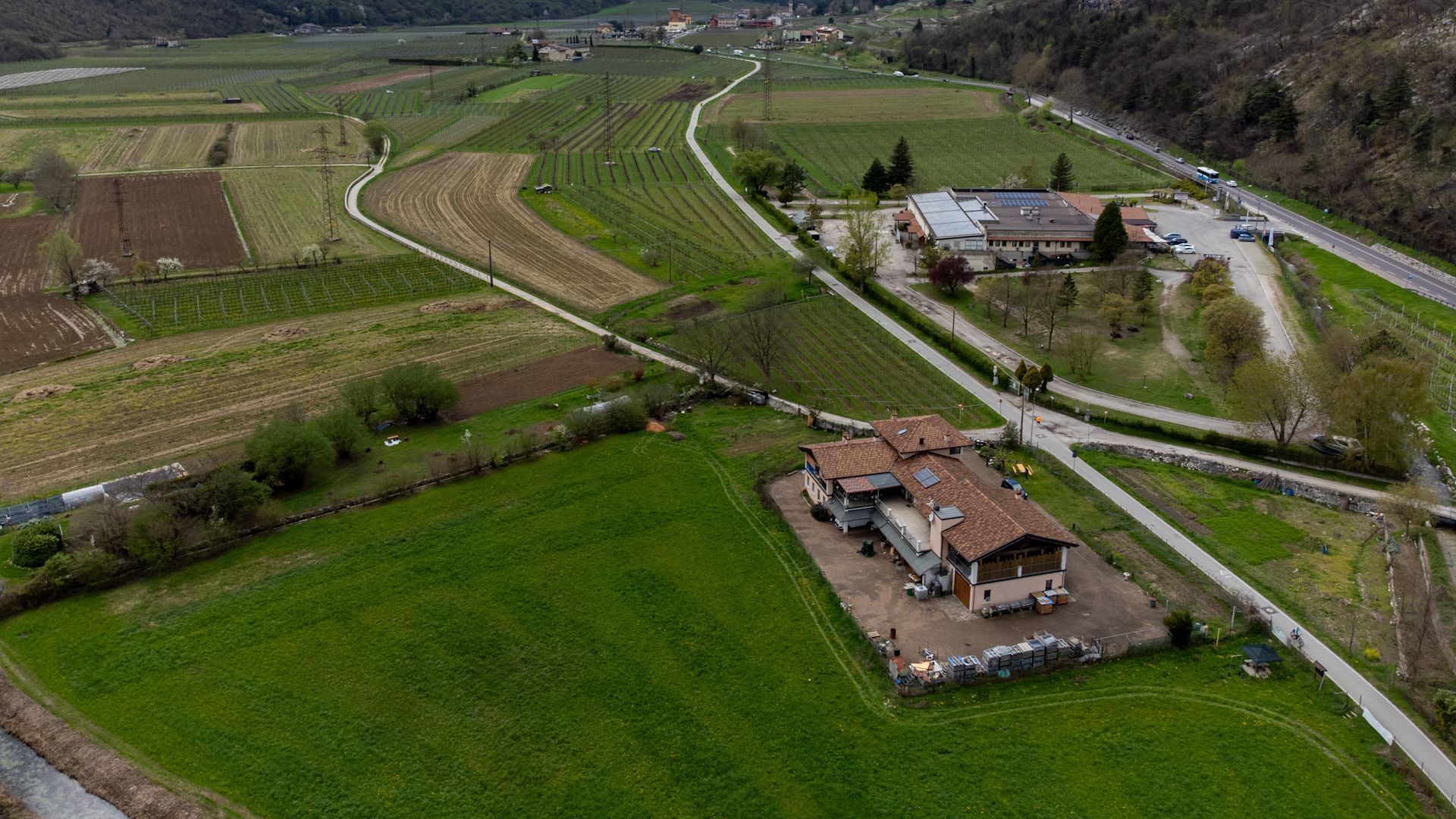 Vicino a tutto:  Arcobaleni, Vigne, Neve e il Lago a Mori, Trento