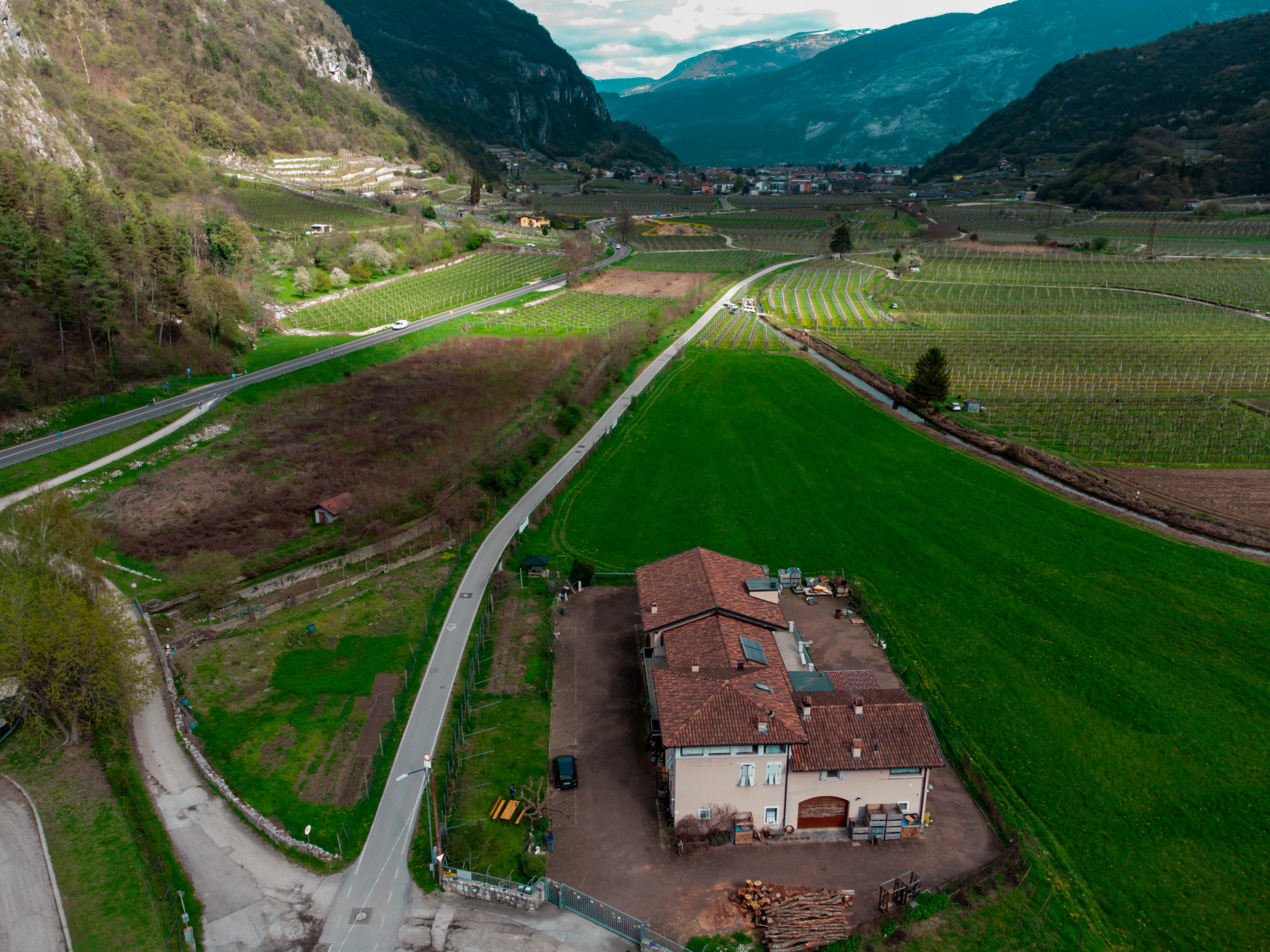 Vicino a tutto:  Arcobaleni, Vigne, Neve e il Lago a Mori, Trento