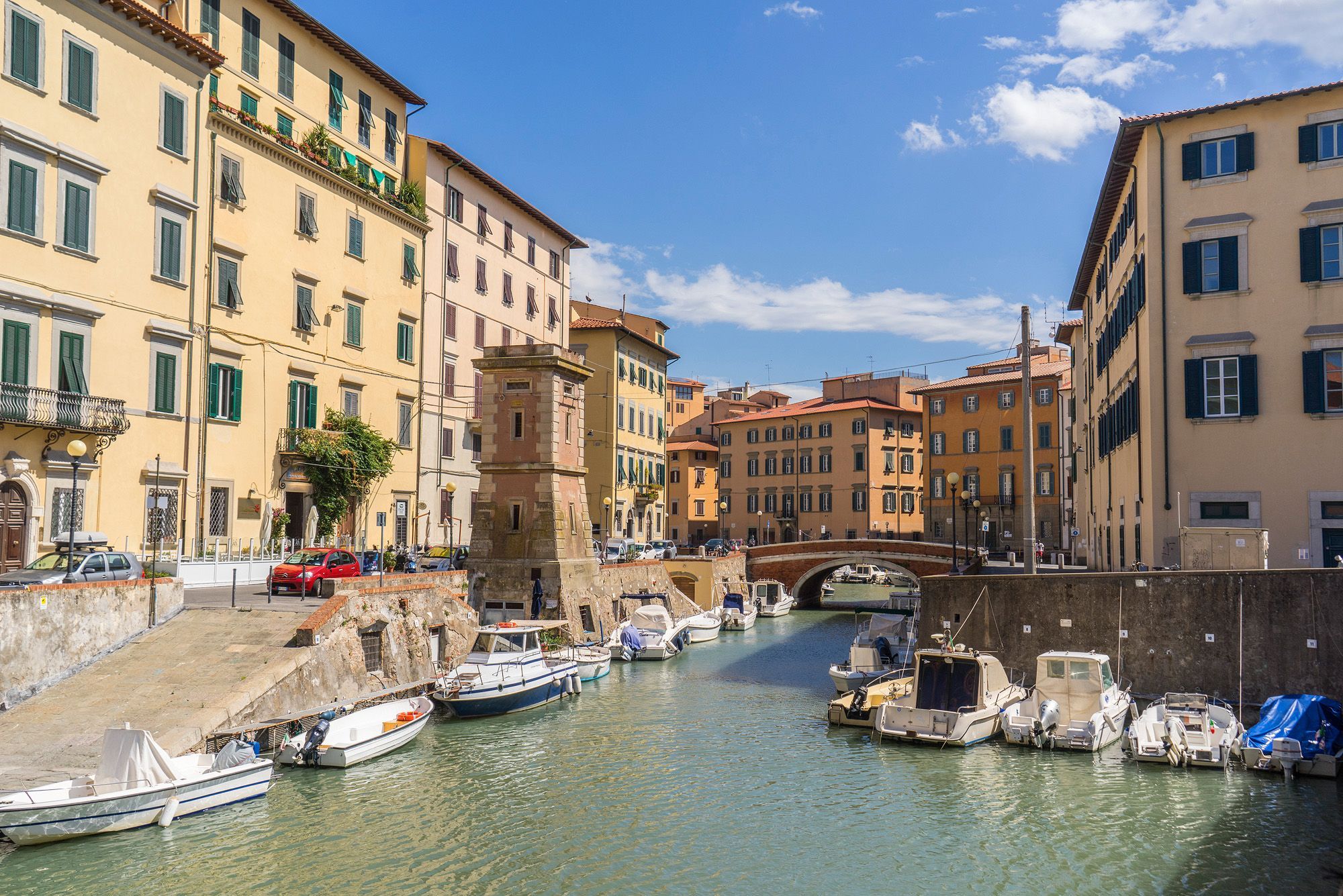 Casetta di legno immersa in un oliveto a Livorno