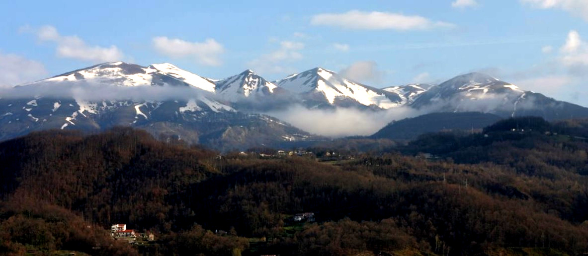 Campeggio in collina con vista verso il Monte Sirino, Lauria