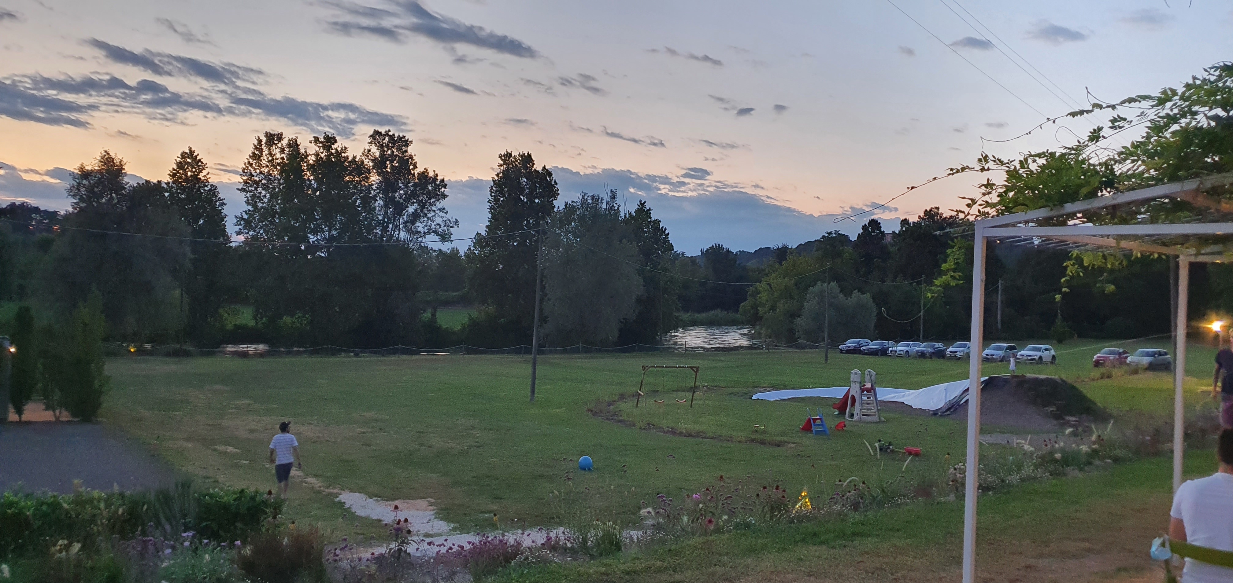 Parcheggio Camper in riva al fiume