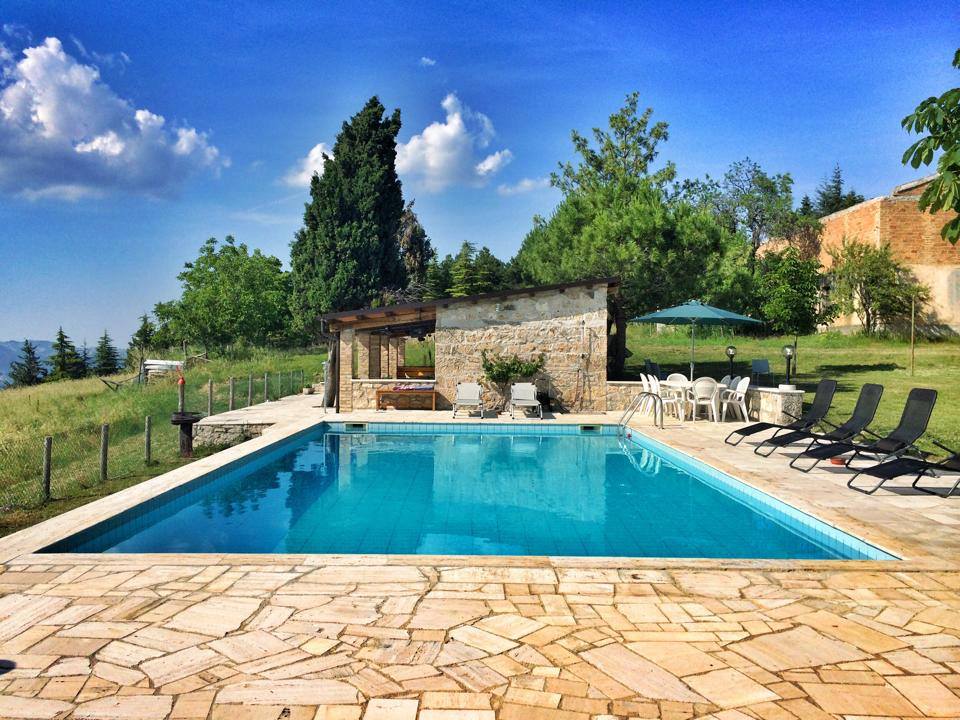 Spazi camping - Piscina con vista su Sibillini e Monti della Laga
