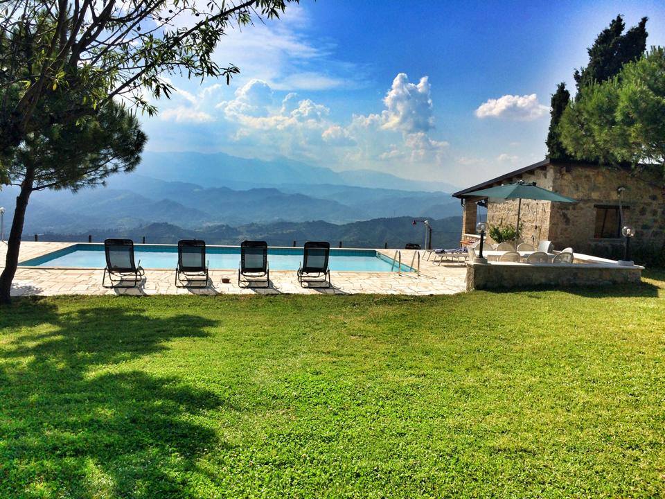 Spazi camping - Piscina con vista su Sibillini e Monti della Laga