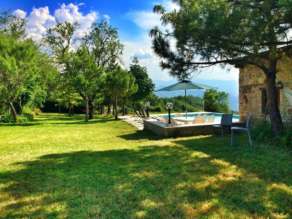 Spazi camping - Piscina con vista su Sibillini e Monti della Laga