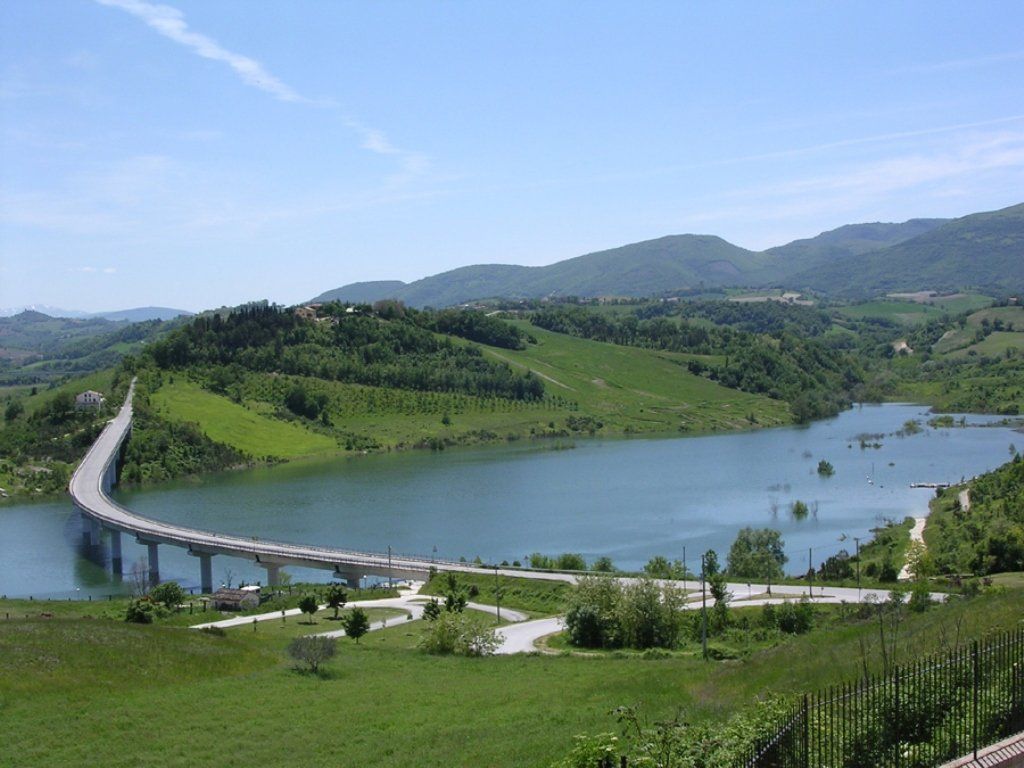 Campeggio sul Lago di Cingoli: Immersione nella Natura Marchigiana