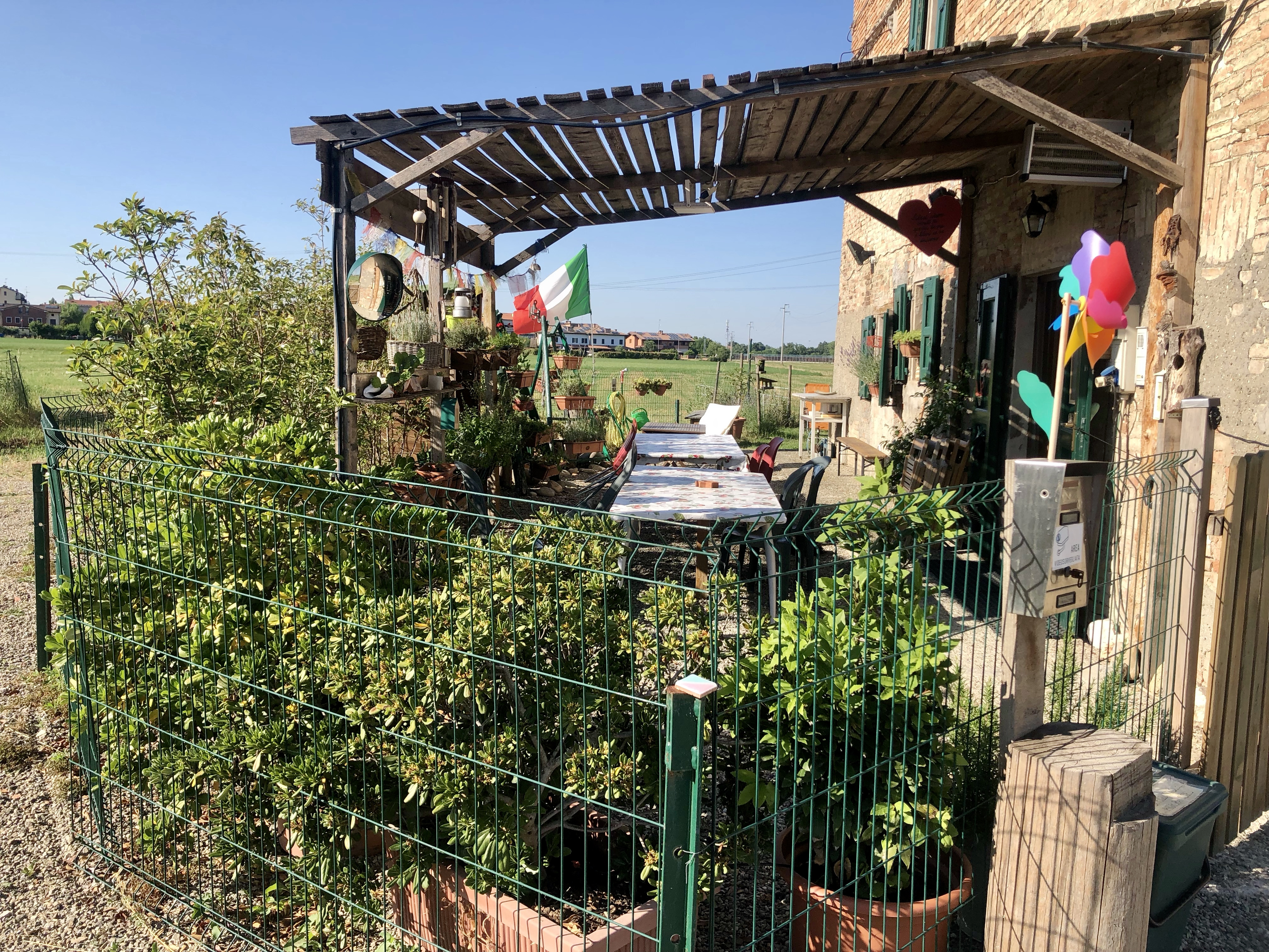 Giardino di una casa colonica a un passo dalla città di Modena