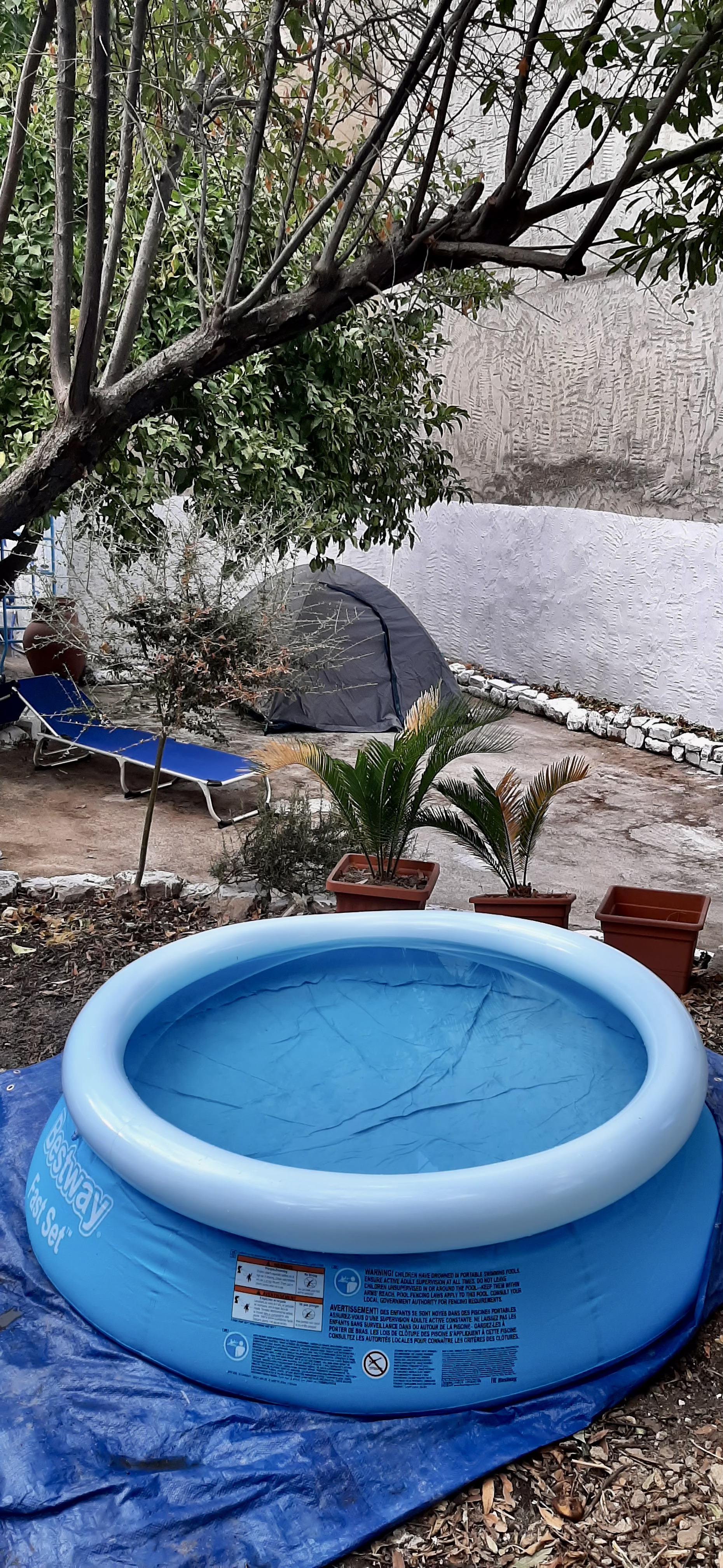 In tenda all’ombra degli alberi in un giardino a Pimentel