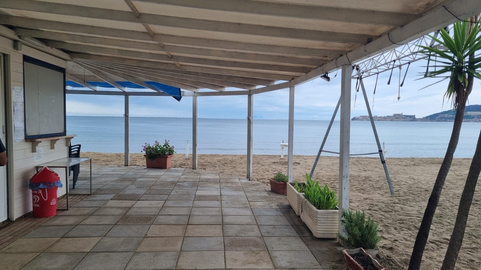 Posto in tenda sulla riva del mare.