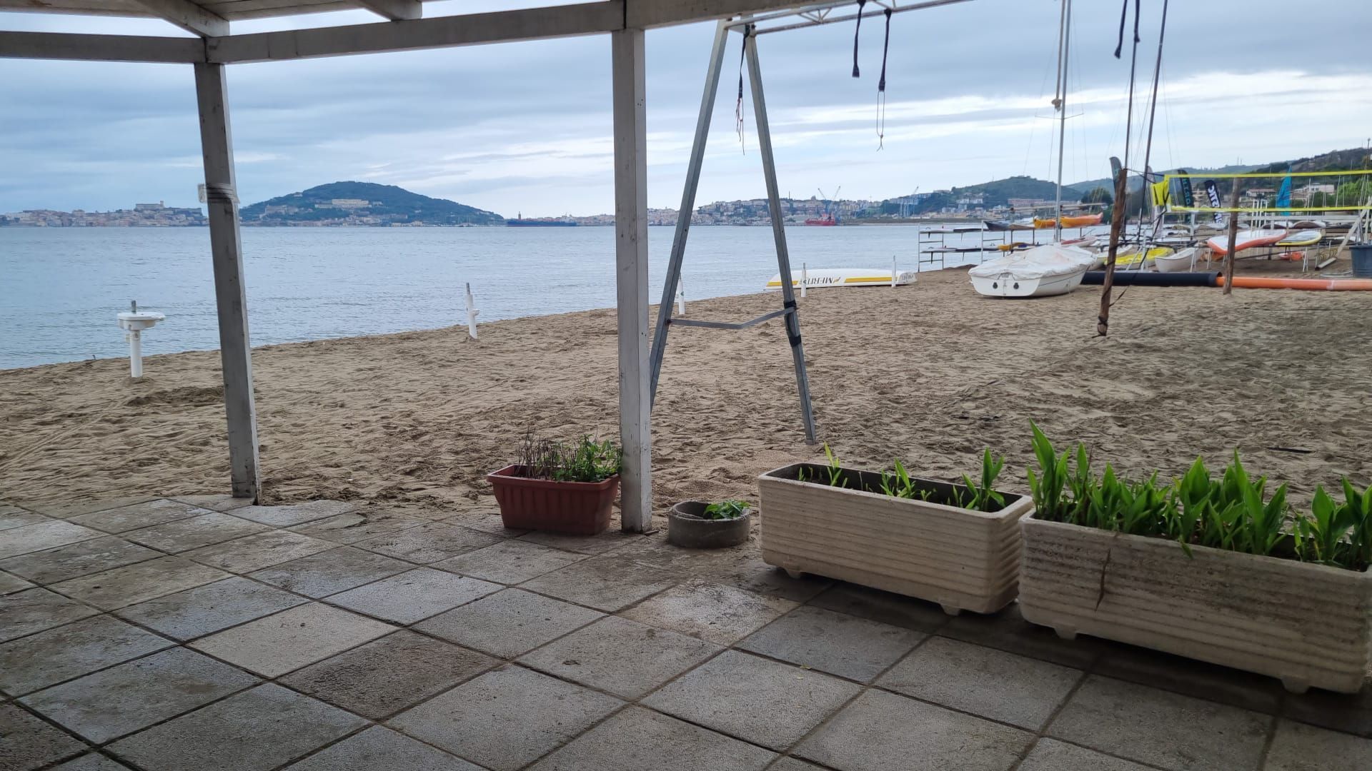Posto in tenda sulla riva del mare.