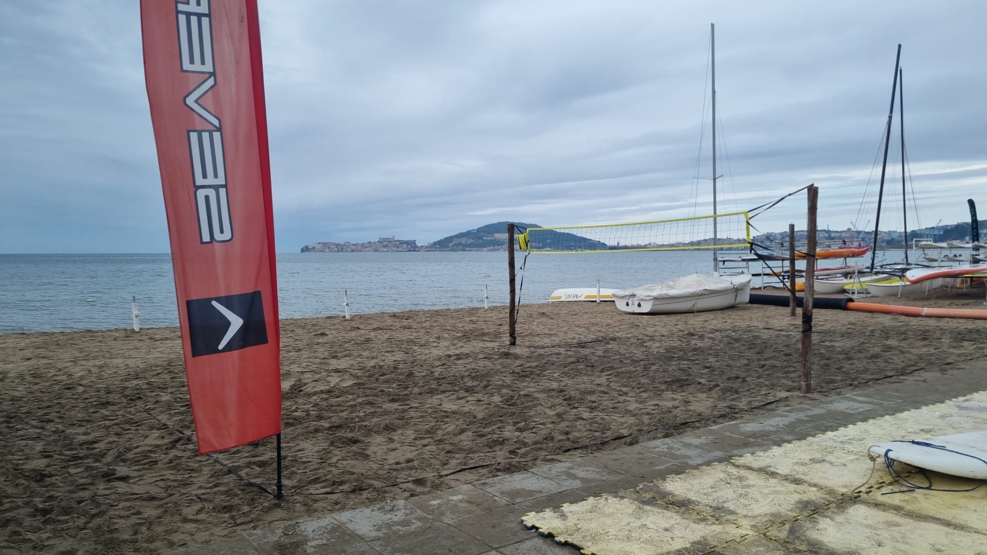 Posto in tenda sulla riva del mare.