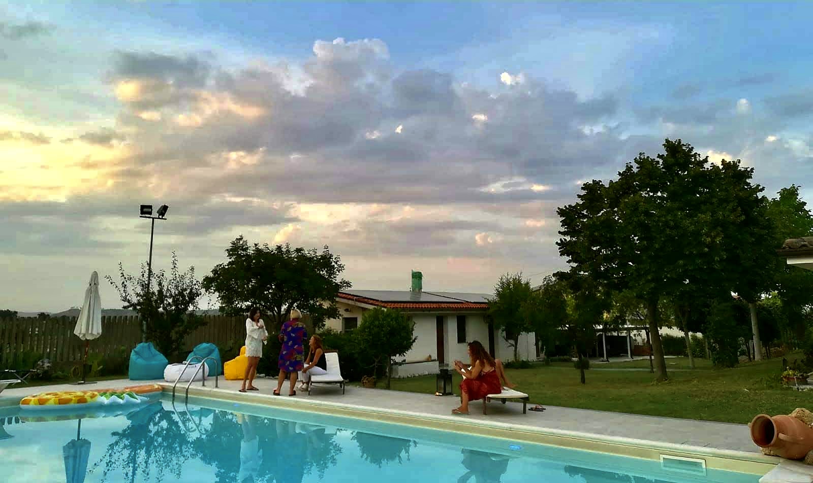 Giardino con piscina e vista su Gran Sasso e Majella