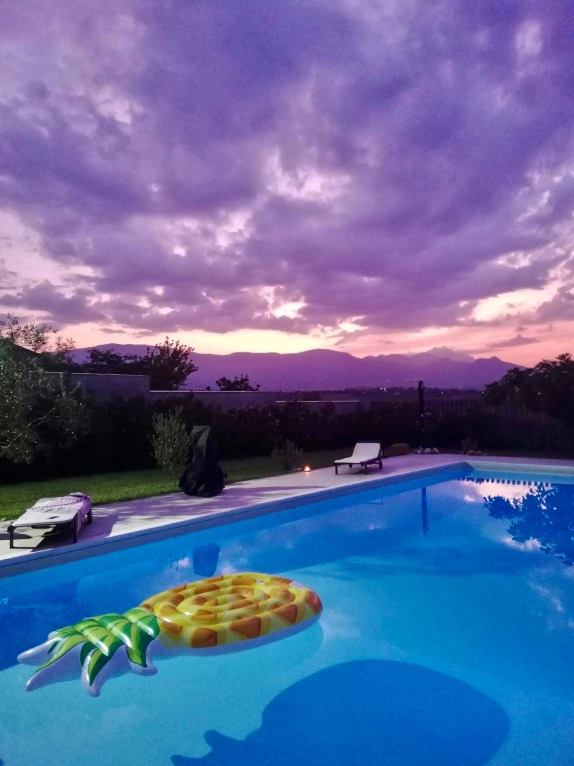 Giardino con piscina e vista su Gran Sasso e Majella