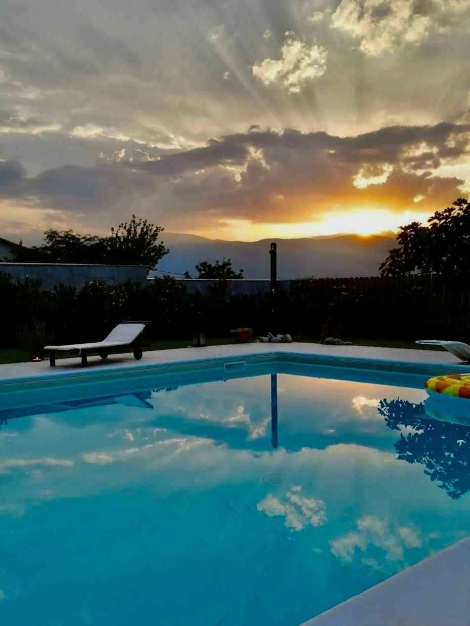 Giardino con piscina e vista su Gran Sasso e Majella