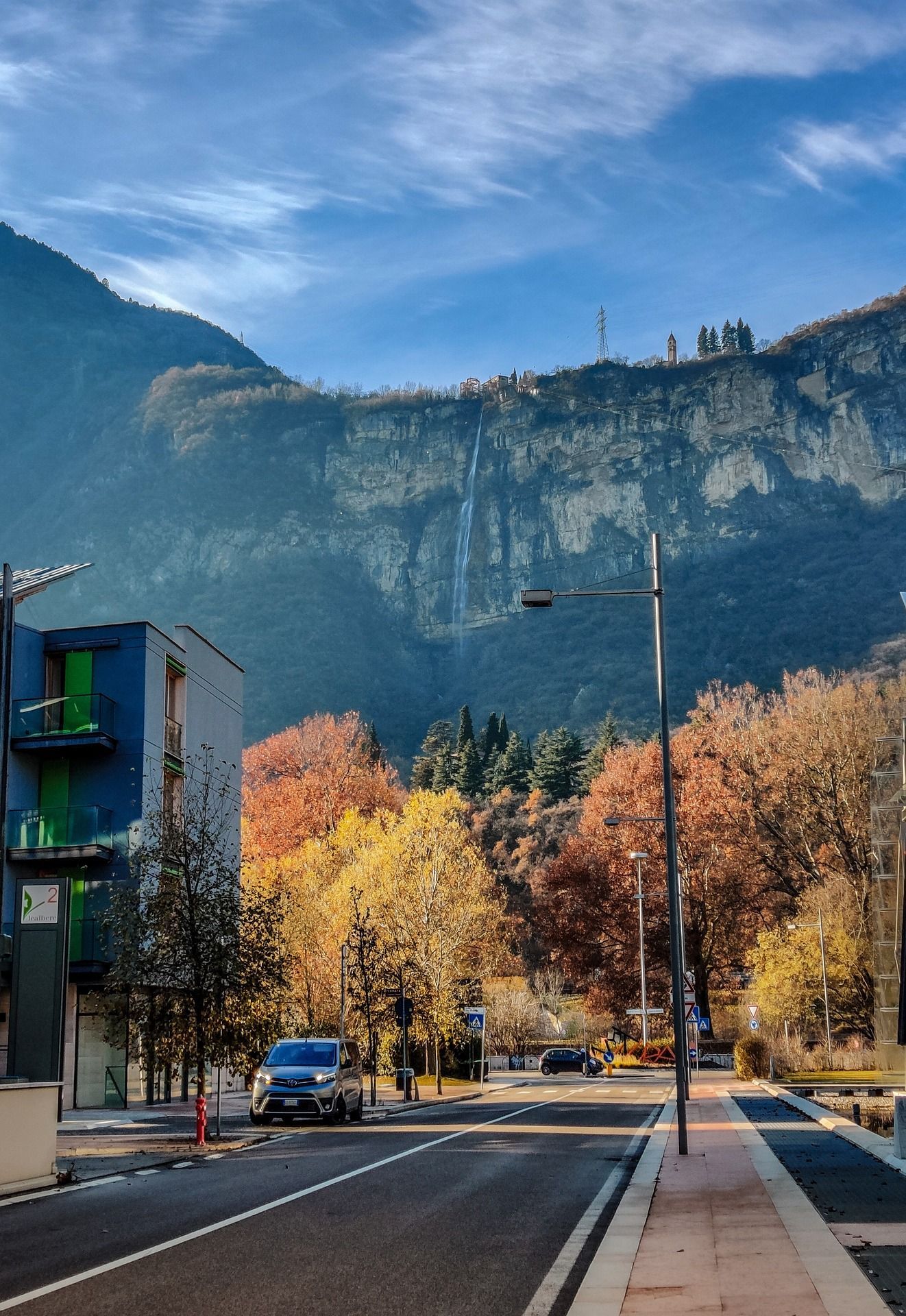 Piazzola all 'interno di una azienda agricola, immersa nel verde con vista montagne