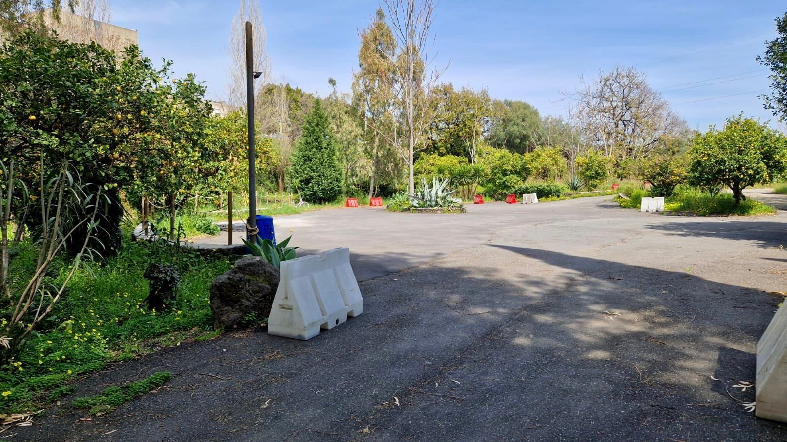 Parco privato di 2 ettari con parcheggio.