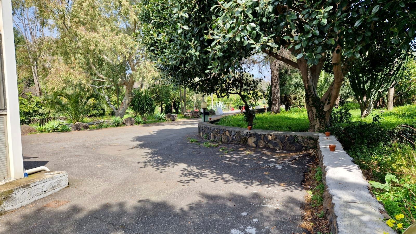 Parco privato di 2 ettari con parcheggio.