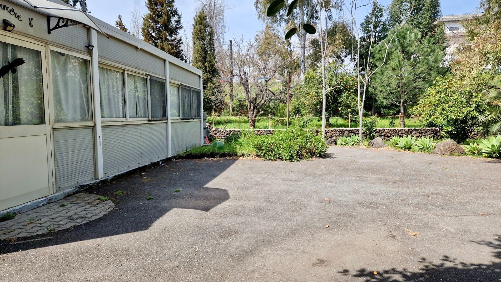Parco privato di 2 ettari con parcheggio.