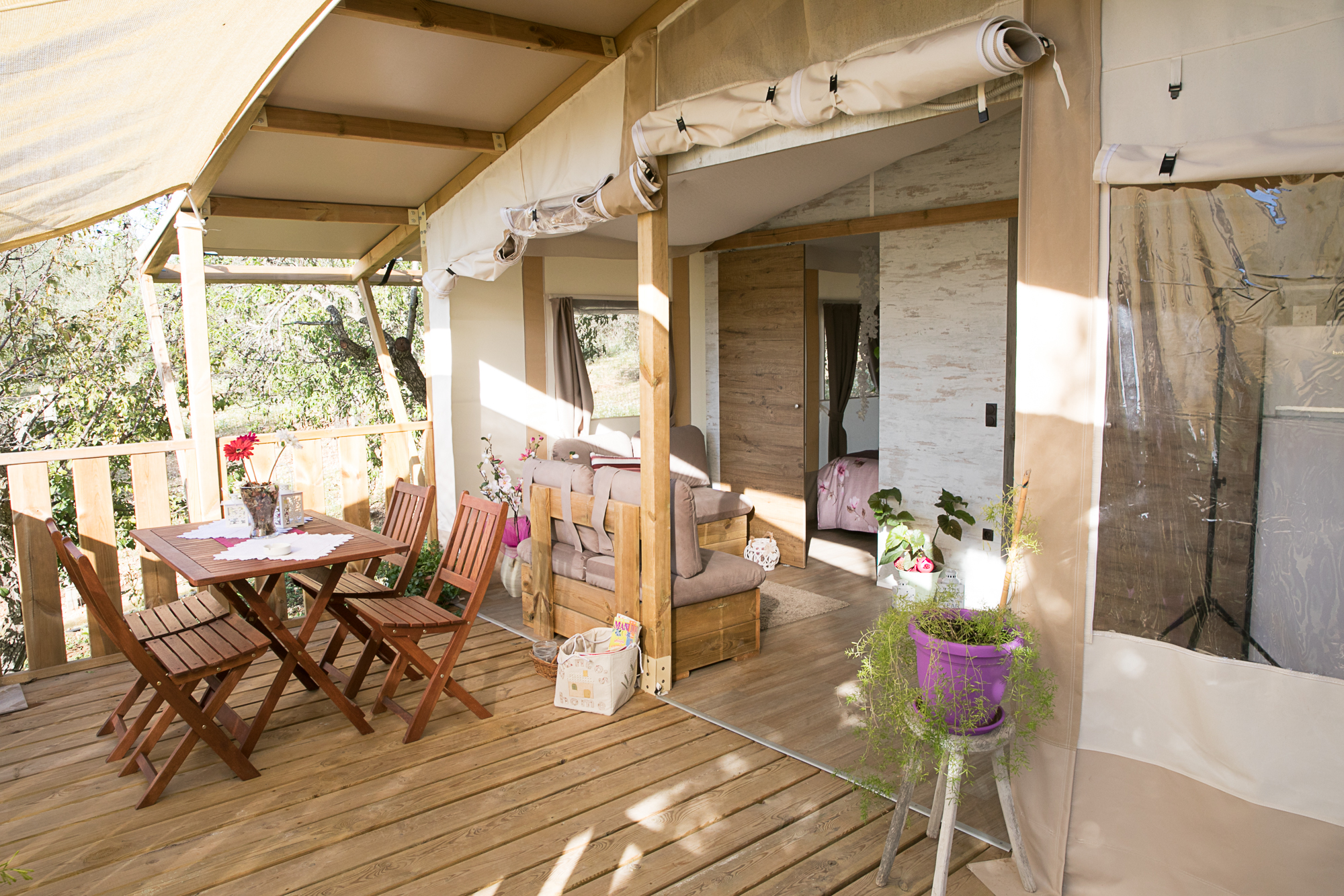 Glamping nella tenda safari o tenda panoramica Luxury e relax nella natura vicino al mare