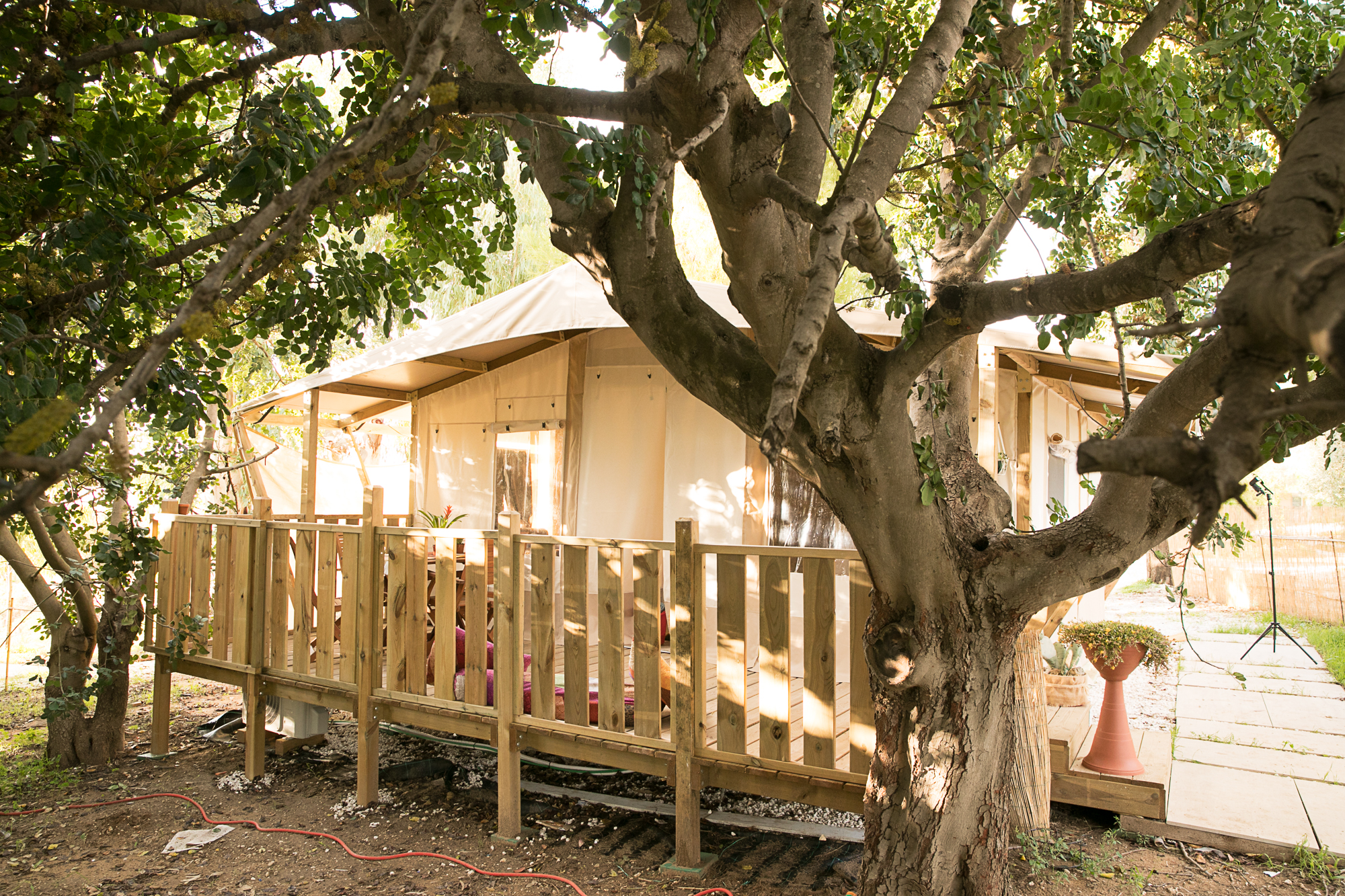 Glamping nella tenda safari o tenda panoramica Luxury e relax nella natura vicino al mare