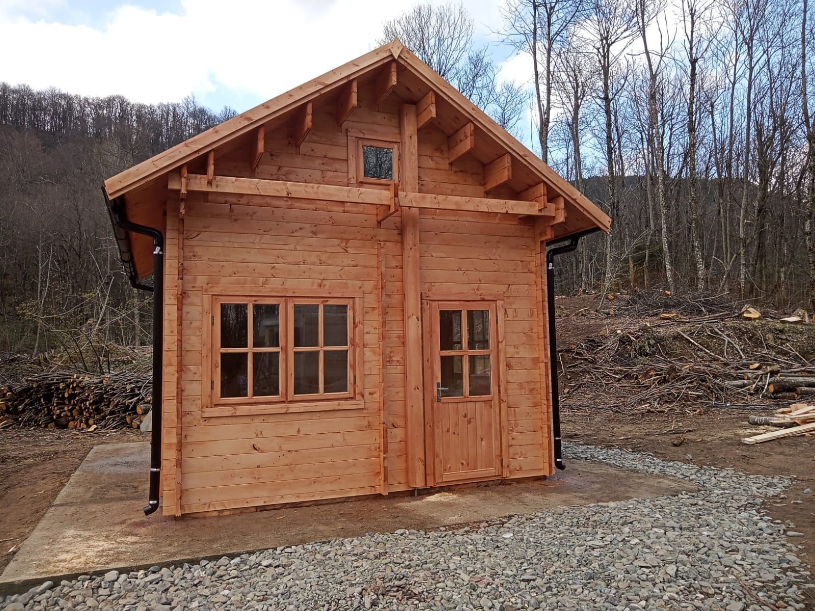 Chalet in legno nella natura incontaminata