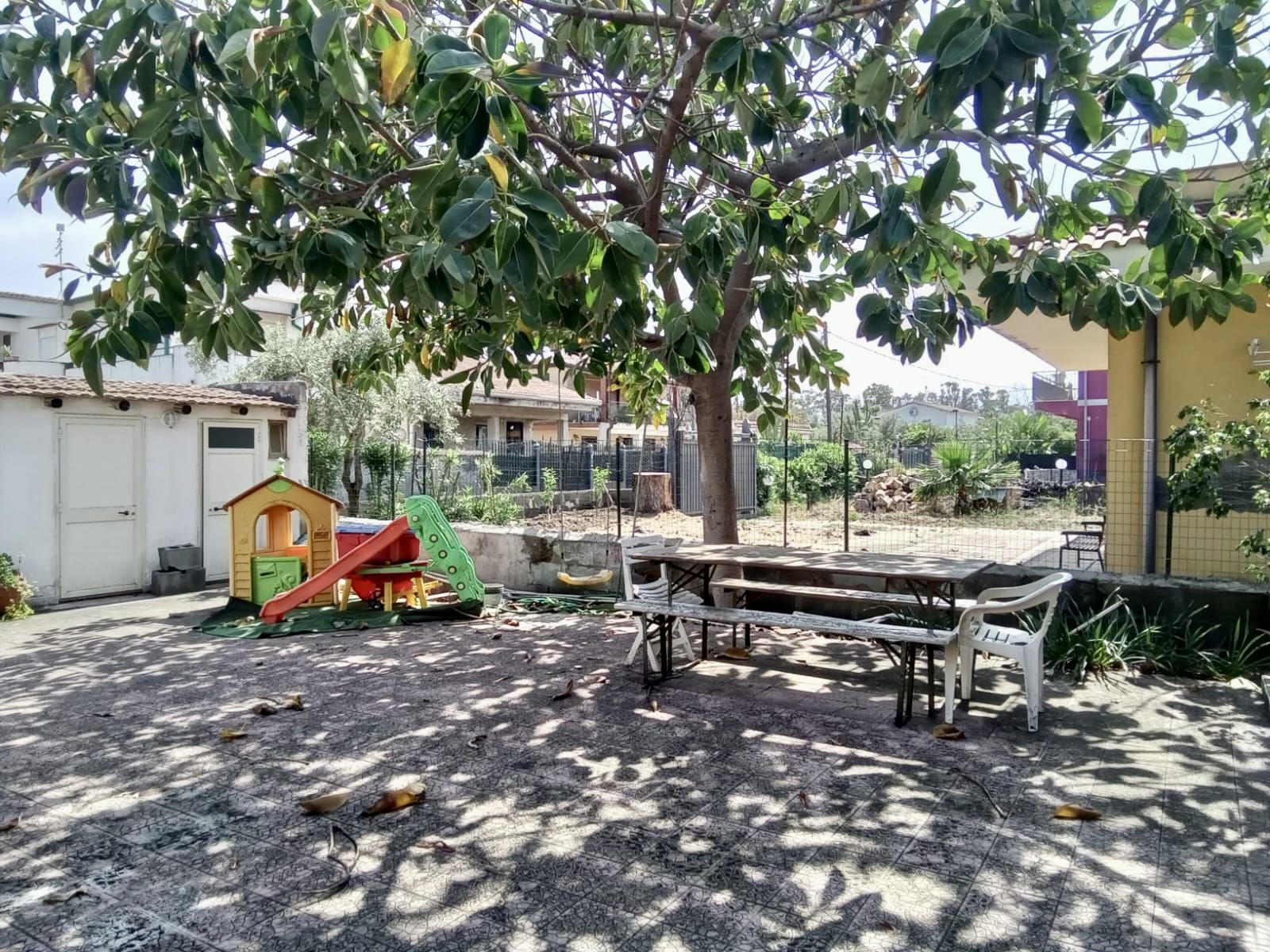 Nel giardino della Casetta Colorata: relax in natura a Catania