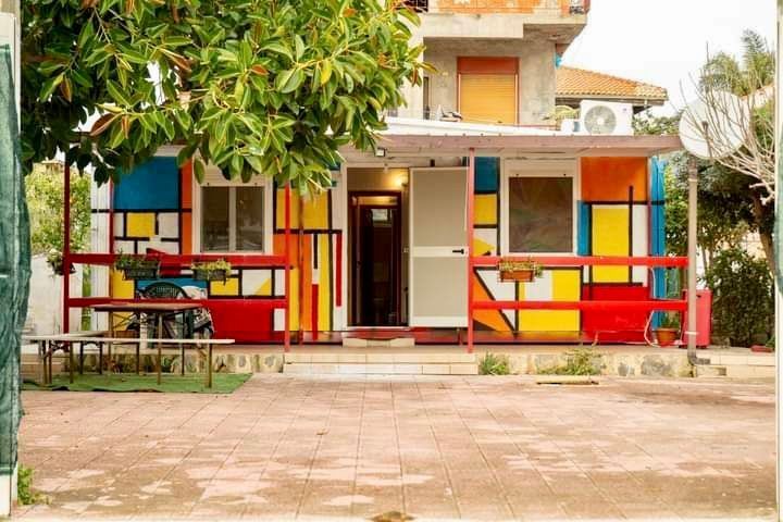 Nel giardino della Casetta Colorata: relax in natura a Catania