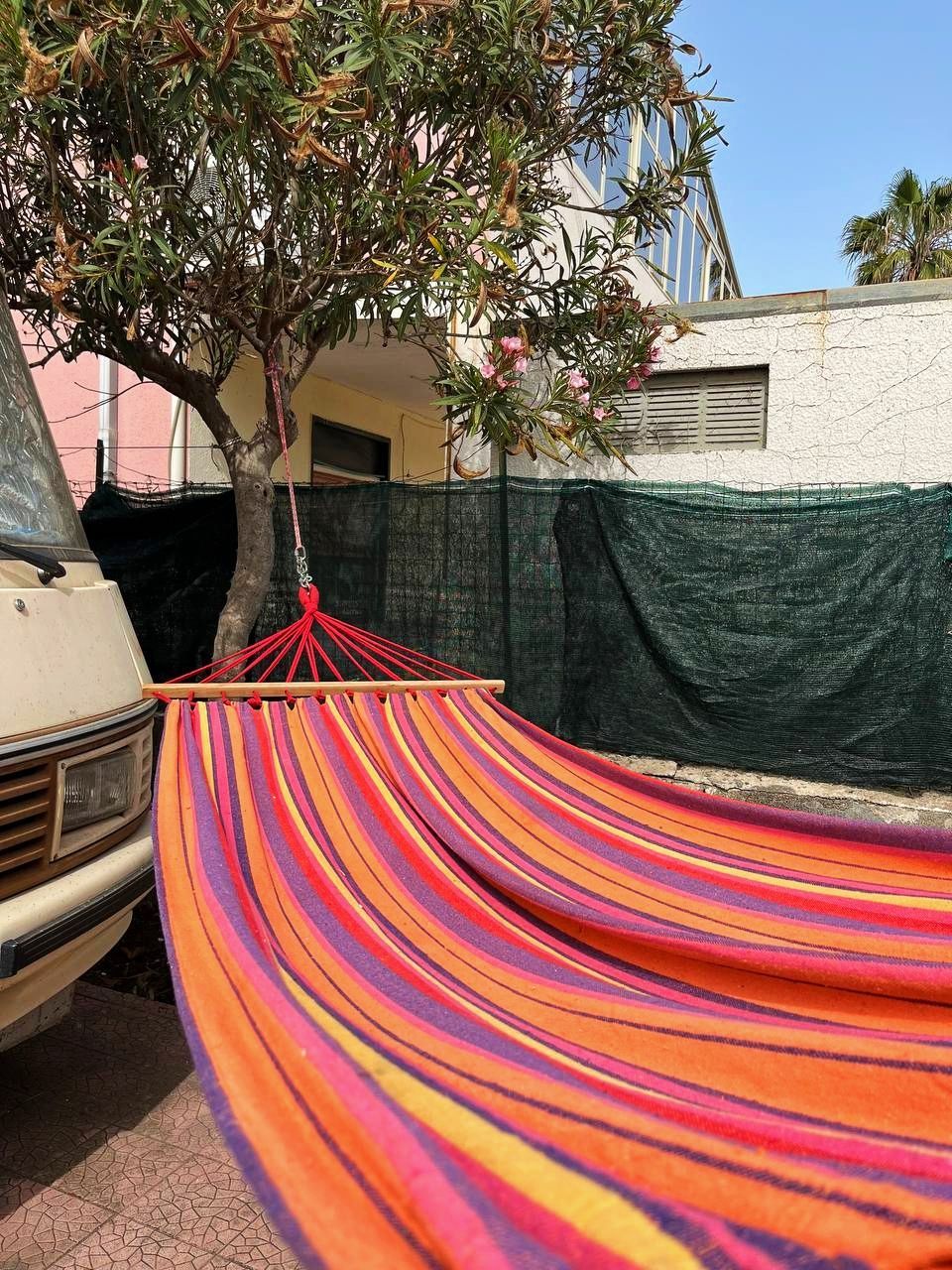 Nel giardino della Casetta Colorata: relax in natura a Catania